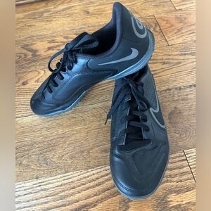 Nike Tiempo Legend 9 Indoor Club Soccer Shoes Size 6 Youth